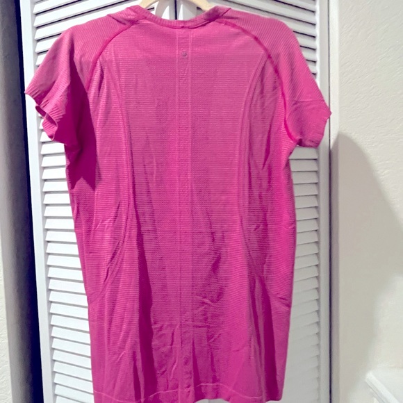 Lululemon pink workout quick dry tshirt - Picture 4 of 4